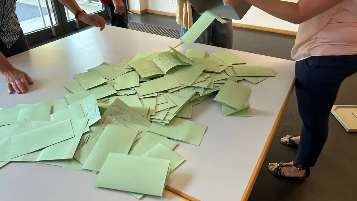 Die Auszählung der Stimmen beginnt: Hier im Wallokal 023 in Hoyerswerda.