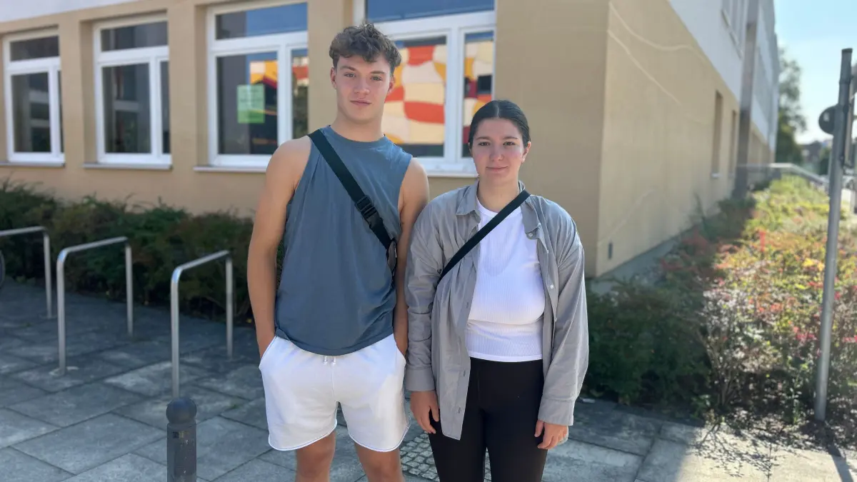 Alexander Minevskyi und Emily Kober kommen gerade in Hoyerswerda aus dem Wahllokal, wo sie für die Landtagswahl abgestimmt haben.