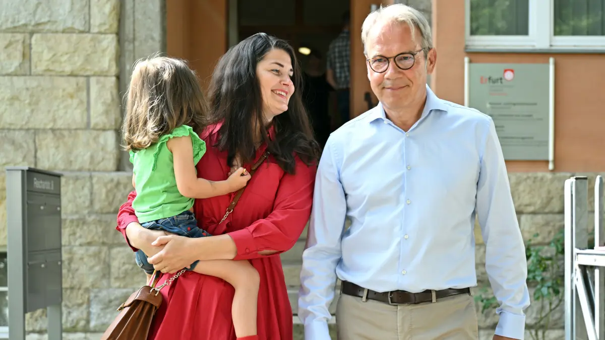 Georg Maier (SPD), Vorsitzender der SPD in Thüringen und Spitzenkandidat seiner Partei zur Landtagswahl 2024, kommt mit Ehefrau Antonia Sturm und der dreijährigen Martha zur Stimmabgabe ins Wahllokal. In Thüringen findet am Sonntag die Landtagswahl statt. +++ dpa-Bildfunk +++