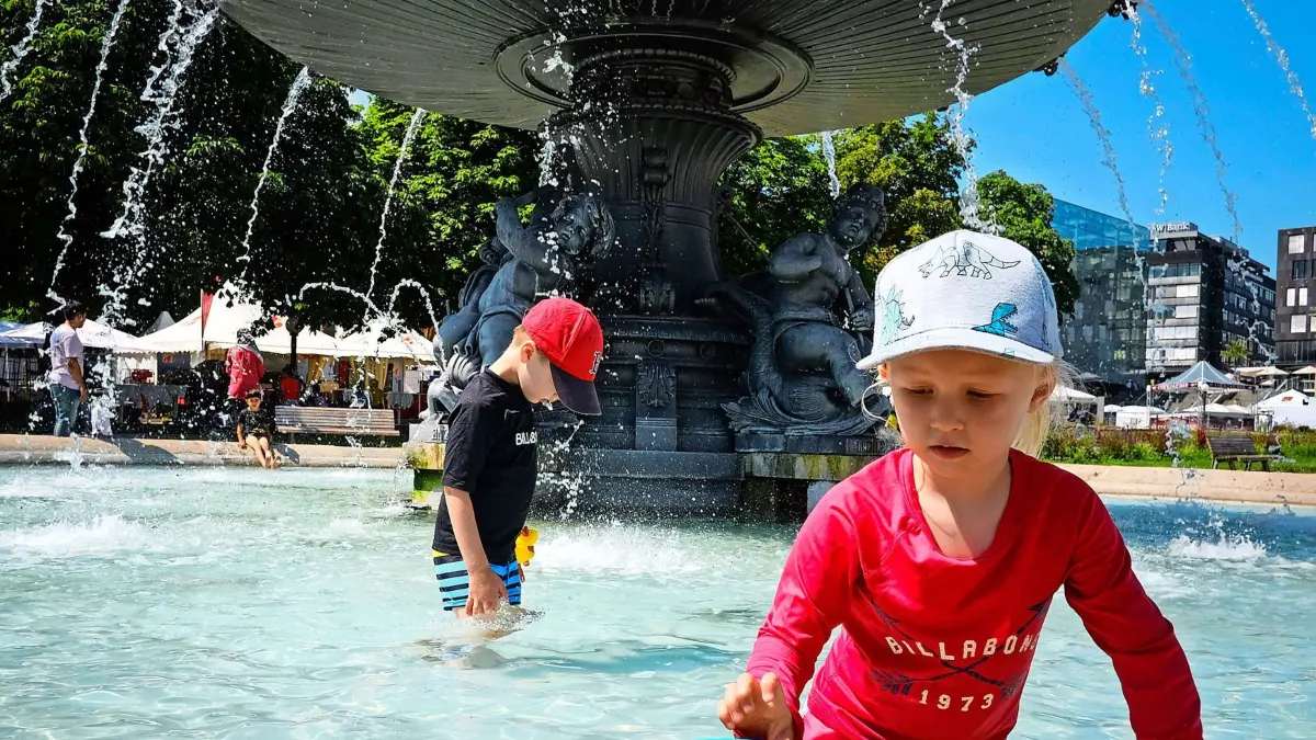 Hitze in Stuttgart, Temperaturen klettern ueber 40 Grad.
Herausforderung für Mensch und Tier.
Hier: am Schlossplatz, spielende Kinder im Brunnen, duerfen abgelichtet werden.