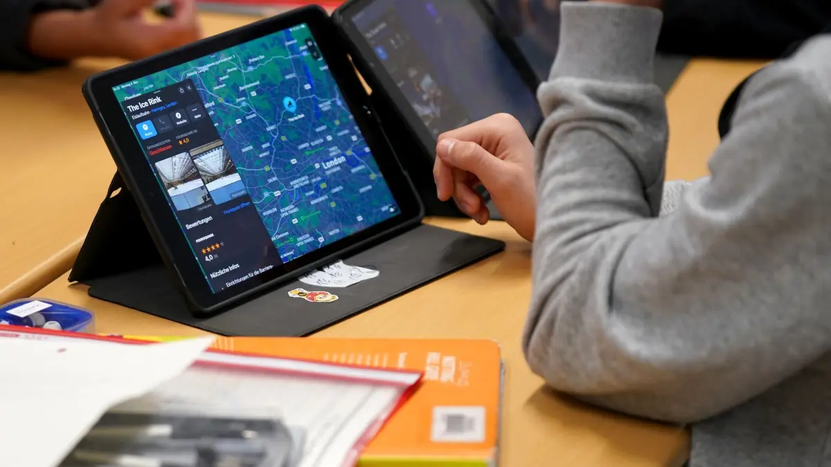 Schüler arbeiten an einem Tablet: ARCHIV - 04.12.2023, Hamburg: Schüler arbeiten an einem Tablet während des digitalen Englisch-Unterrichts in der Klasse 6f in der Lessing-Stadtteilschule in Harburg-Wilstorf. (zu dpa: «Kultusminister kritisieren Angebot von Bund für Digitalpakt») Foto: Marcus Brandt/dpa +++ dpa-Bildfunk +++