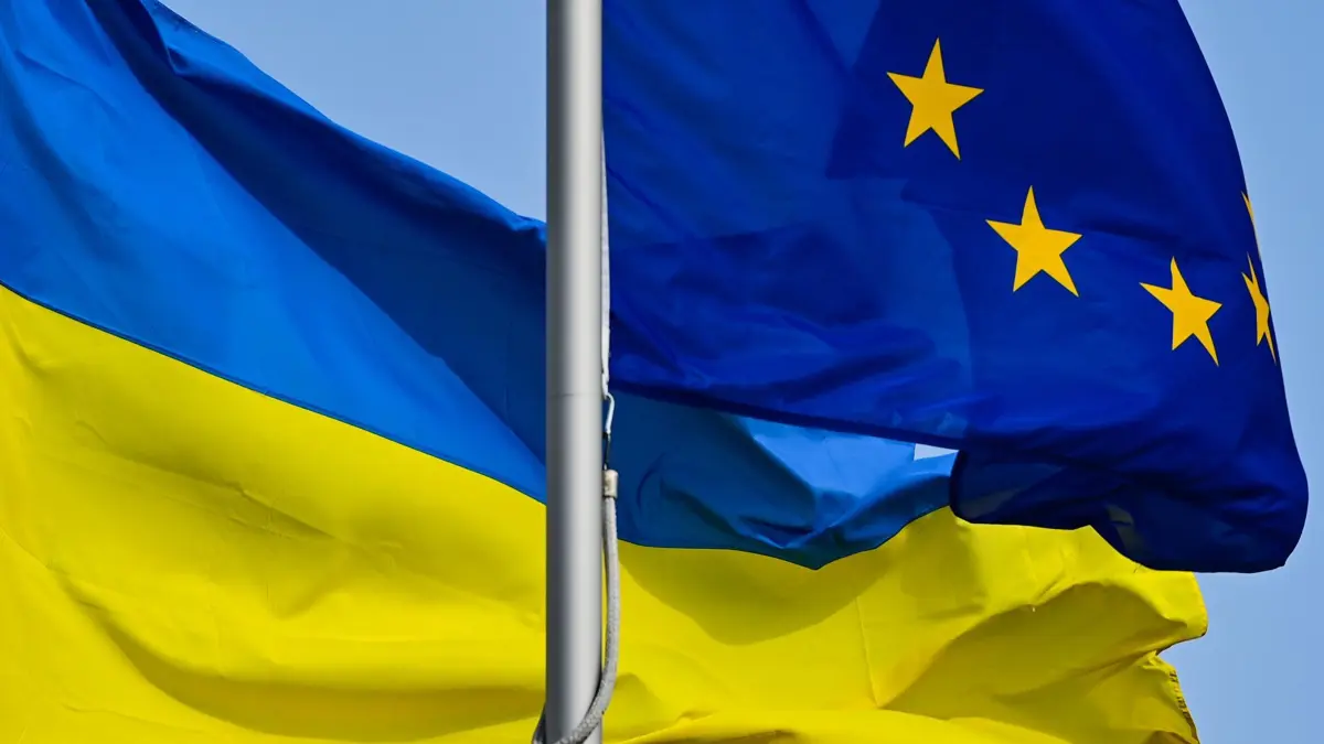 ARCHIV - 29.03.2022, Brandenburg, Frankfurt (Oder): Die Fahnen der Ukraine und der EU wehen im Wind. (zu dpa: «EU-Staaten einigen sich auf Finanzierung von Waffen für Ukraine») Foto: Patrick Pleul/dpa-Zentralbild/dpa +++ dpa-Bildfunk +++