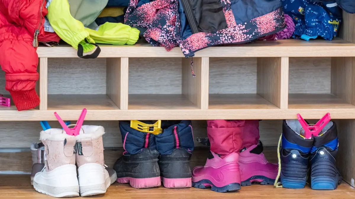 Garderobe in Kita: ARCHIV - 01.02.2023, Bayern, Münchsmünster: Eine Garderobe in einer Kita. (zu dpa: «Zahl der Kita-Plätze in Bayern weiter gestiegen») Foto: Armin Weigel/dpa +++ dpa-Bildfunk +++