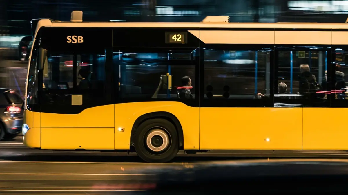 Bus Linie 42 faehrt ab Stuttgarter Hauptbahnhof, hier am Arnulf-Klett Platz.
Oeffentliche Verkehrsmittel in Stuttgart.