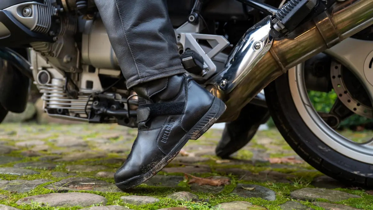 Motorradfahrer: ILLUSTRATION - Den Füßen zuliebe: Optimalen Schutz bieten spezielle Schuhe und Stiefel für Motorradfahrer. Foto: Benjamin Nolte/dpa-mag - Honorarfrei nur für Bezieher des Dienstes dpa-Magazin +++ dpa-Magazin +++