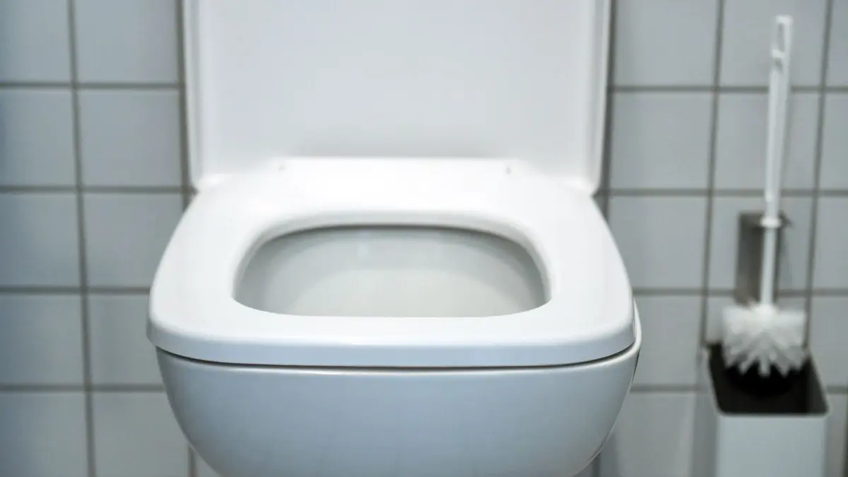 ARCHIV - SYMBOLBILD - Eine Toilette in Potsdam (Brandenburg), aufgenommen am 24.10.2016. Wenn jemand dringend aufs Klo muss, dann darf man ihn daran nicht hindern. Auch nicht, wenn gerade Schul-Unterricht ist. Foto: Ralf Hirschberger/dpa-Zentralbild/dpa +++(c) dpa - Nachrichten für Kinder+++