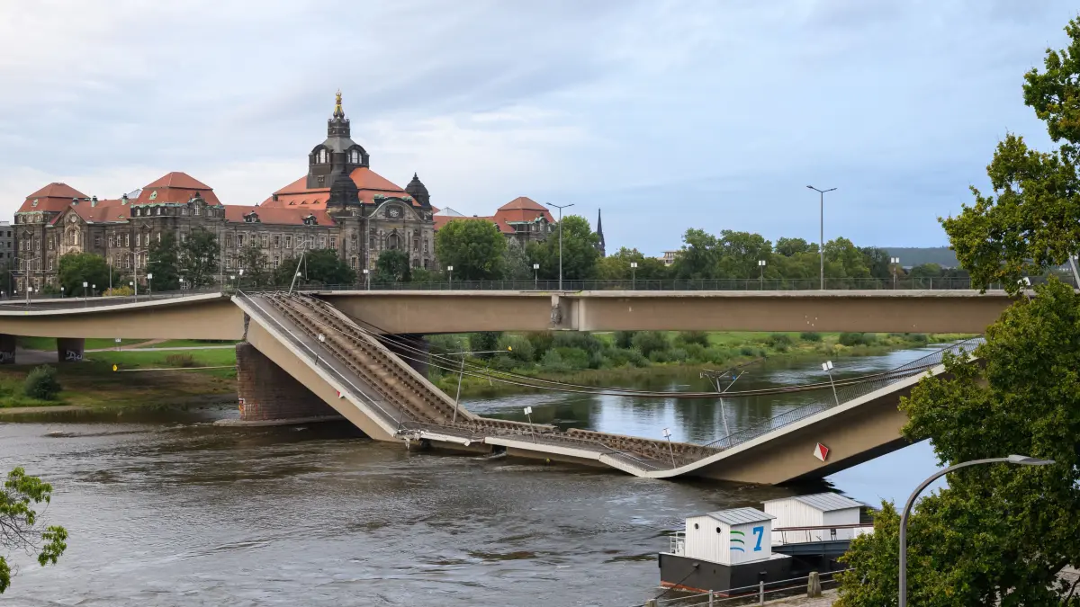 In der Nacht zum 11. September stürzte ein Teil der Carolabrücke in Dresden in die Elbe. Über die Ursache gibt es noch keine neuen Erkenntnisse.