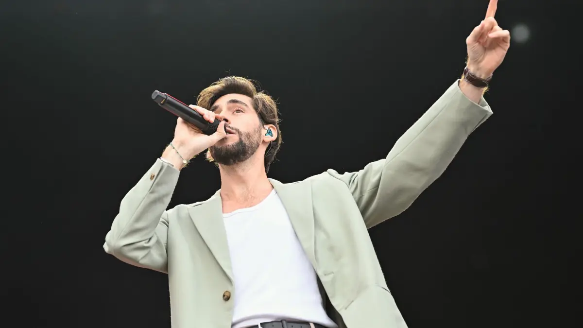 Glücksgefühle-Festival: 13.09.2024, Baden-Württemberg, Hockenheim: Der Musiker Alvaro Soler tritt beim Glücksgefühle-Festival auf dem Hockenheimring auf. (zu dpa: «Backstreet Boys beim Glücksgefühle-Festival») Foto: Uwe Anspach/dpa +++ dpa-Bildfunk +++