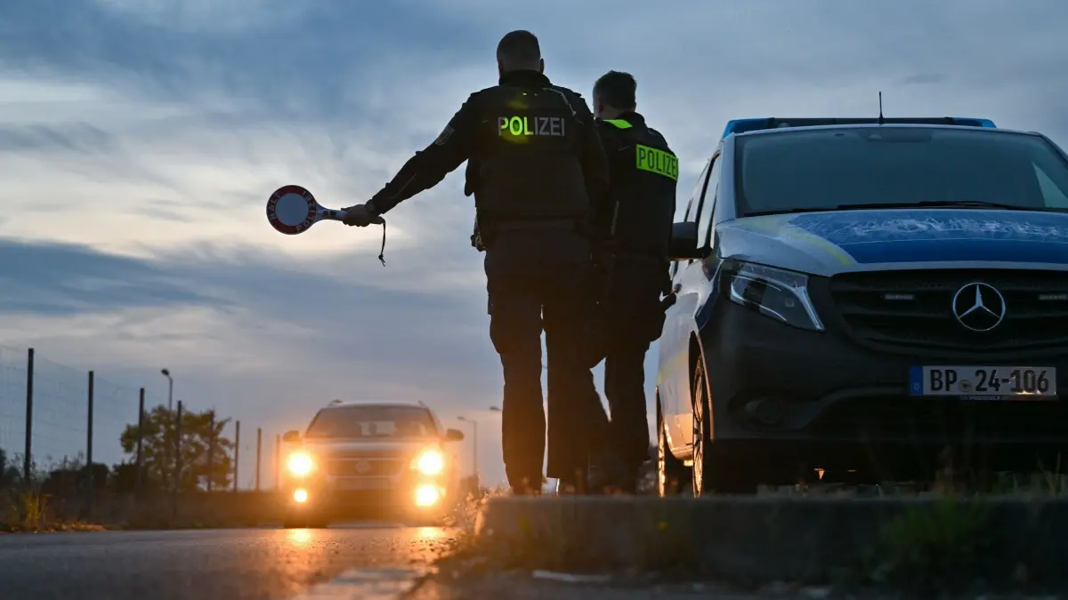 Bundespolizei: ARCHIV - 11.10.2023, Brandenburg, Forst: Beamte der Bundespolizei stoppen am frühen Morgen an der deutsch-polnischen Grenze in Forst (Lausitz) einen Pkw bei der Einreise. (zu dpa: «Unions-Innenminister wollen «umfassende Zurückweisungen» an Grenzen») Foto: Patrick Pleul/dpa +++ dpa-Bildfunk +++