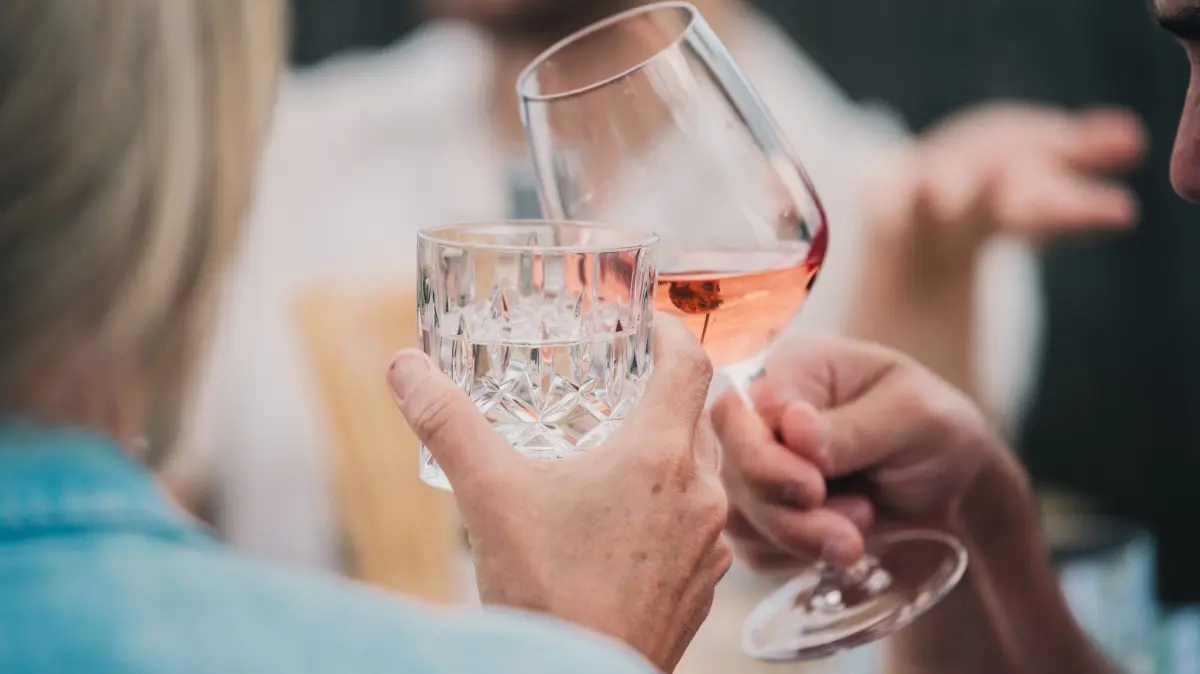 Gemeinsam anstoßen mit Wasser und Wein
