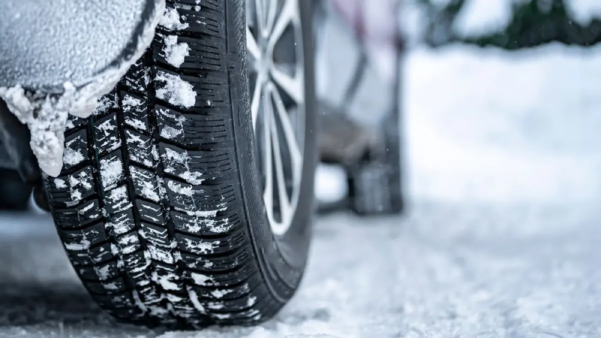Erfahren Sie, wie sich Winter- und Ganzjahresreifen (Allwetterreifen) unterscheiden, welche Kennzeichnungen wichtig sind und worauf Sie bei der Nutzung im Straßenverkehr achten müssen.