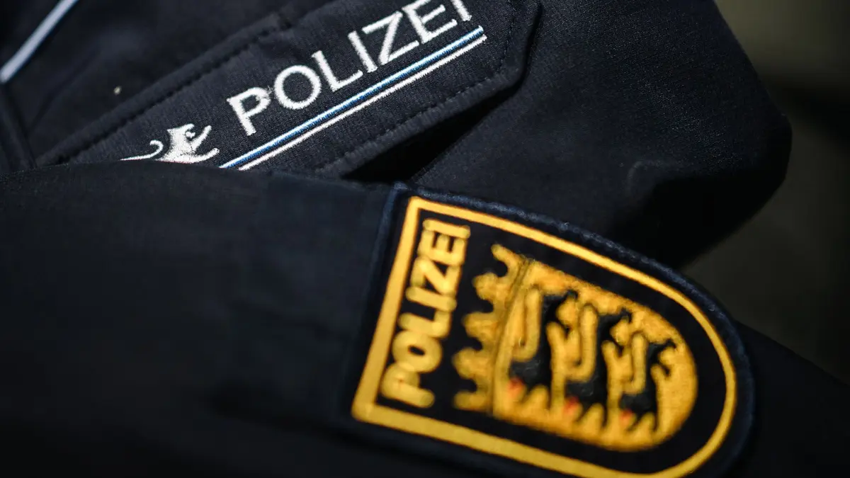 Sexuelle Belästigung bei der Polizei: ARCHIV - 30.10.2018, Baden-Württemberg, Stuttgart: Eine Uniform der Polizei Baden-Württemberg liegt auf einem Sessel. (zu dpa: «Ermittlerin: Kein großes Problem mit Belästigung in Behörden») Foto: Sebastian Gollnow/dpa +++ dpa-Bildfunk +++