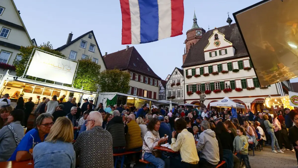 Weil der Stadt - Streetfood- und Livemusikfest "Lukullischer Herbst" in Weil der Stadt. Zwei Tage mit 15 Gastro-Anbietern verschiedenster Speisen: regionale Küche, internationale Spezialitäten und auch einige vegetarisch/vegane Variationen sind im Angebot. Zusätzlich gibt es auch einen „Glutenfreien Herbst“