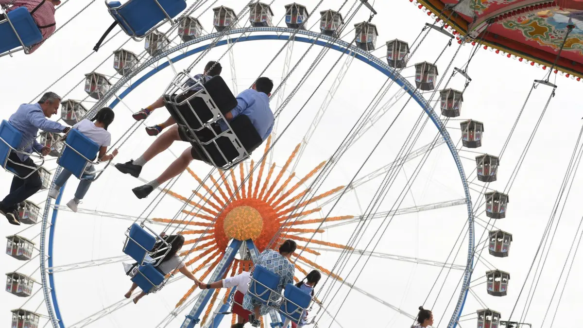 189. Münchner Oktoberfest: 22.09.2024, Bayern, München: Besucher fahren mit einem Kettenkarussell auf der Wiesn. Das 189. Oktoberfest findet vom 21. September bis 6. Oktober 2024 auf der Münchner Theresienwiese statt. Foto: Felix Hörhager/dpa +++ dpa-Bildfunk +++