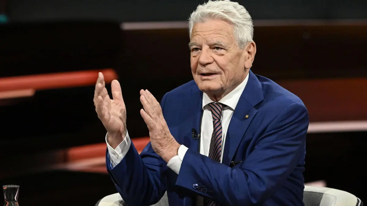 Joachim Gauck Ex-Bundespräsident 07/24 her Joachim Gauck am 23. Juli 2024 in Markus Lanz , ZDF Aufzeichnung vom 18. Juli Deutschland deutsch deutscher Mann Politik Politiker Theologe ehemalig ehemaliger Bundesbeauftragter Stasi-Unterlagen Behörde Behördenleiter Pastor Pfarrer german former federal president quer halb sitzend sprechend gestikulierend *** Joachim Gauck Ex Bundespräsident 07 24 her Joachim Gauck on July 23, 2024 in Markus Lanz , ZDF recording from July 18 Germany German German man politics politician theologian former former federal commissioner Stasi documents authority head of authority pastor pastor German former federal president cross half sitting speaking gesticulating