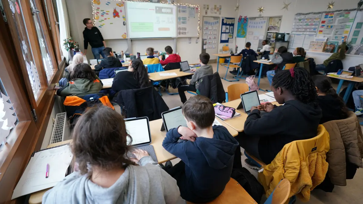 Mathe-Lehrer Tobias Weidenhöffer-Griese (hinten l) leitet den digitalen Mathe-Unterricht in der Klasse 5f in der Lessing-Stadtteilschule in Harburg-Wilstorf. (zu dpa: «429 neue Referendare in Hamburg») +++ dpa-Bildfunk +++