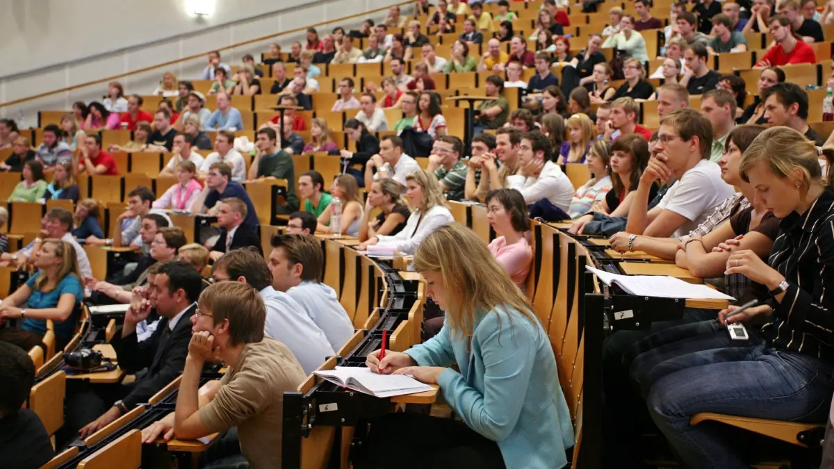 ARCHIV - Studenten nehmen im großen Hörsaal der Wirtschaftswissenschaften der Universität Leipzig an einer Vorlesung zur Finanzwissenschaft teil (Archivfoto vom 21.06.2007). Die Zahl der Studienanfänger ist zum Wintersemester 2007/2008 erstmals seit vier Jahren wieder gestiegen, und zwar um vier Prozent auf 358 200. In Bundesländern ohne Studiengebühren war der Anstieg deutlich größer. In Ländern mit Gebühren wurde dagegen nur ein moderater Zuwachs oder gar ein Rückgang verzeichnet, wie das Statistische Bundesamt am Mittwoch (12.12.2007) in Berlin mitteilte. Foto: Jan Woitas (zu dpa 4171 vom 12.12.2007) +++(c) dpa - Bildfunk+++
