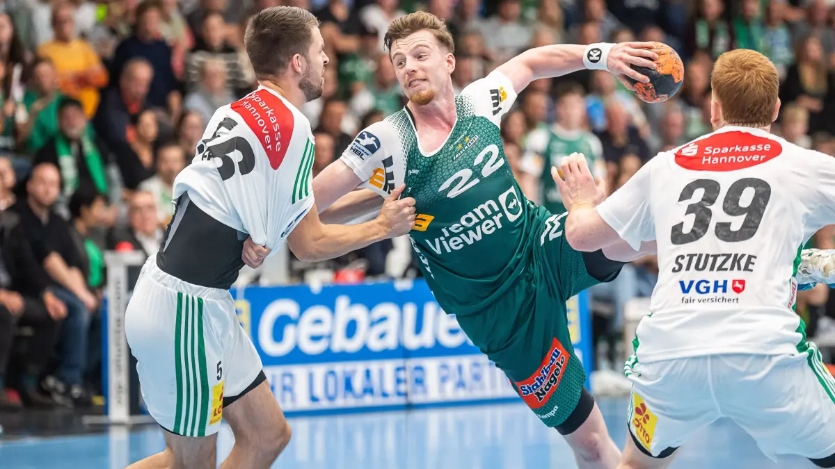 Erik Persson (Frisch Auf Goeppingen, #22) mit Tempo im Zweikampf mit Hannes Feise (TSV Hannover-Burgdorf, #56), Frisch Auf Goeppingen vs. TSV Hannover-Burgdorf, Handball, 1. Bundesliga, Herren, Spielzeit 2024/2025, 27.09.2024,
Foto: EIBNER/Michael Schmidt