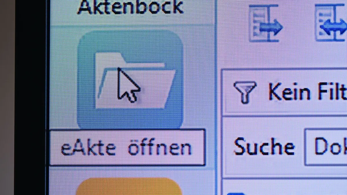 E-Akte: ARCHIV - 03.06.2024, Brandenburg, Cottbus: Auf einem Monitor am Finanzgericht Berlin-Brandenburg ist der Ordner «eAkte» zum Öffnen einer elektronischen Akte zu sehen. (zu dpa: «Sachsen-Anhalt geht neue Wege bei Digitalisierung der Justiz») Foto: Patrick Pleul/dpa +++ dpa-Bildfunk +++