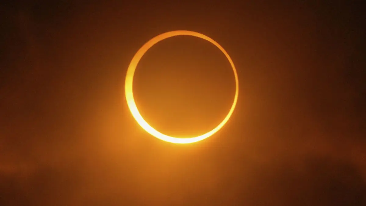 02.10.2024, Argentinien, Puerto San Julian: Der Mond schiebt sich während einer ringförmigen Sonnenfinsternis in Puerto San Julian an der Sonne vorbei. Foto: Natacha Pisarenko/AP/dpa +++ dpa-Bildfunk +++