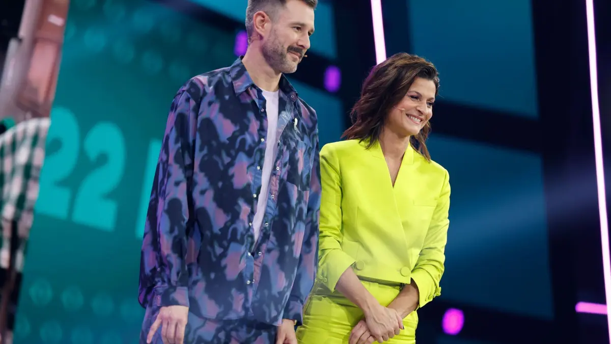 Neue Staffel „Promi Big Brother“ startet im Oktober: ARCHIV - 18.11.2022, Nordrhein-Westfalen, Köln: Die Moderatoren Jochen Schropp und Marlene Lufen stehen bei der Auftaktsendung der Sat1 Fernsehshow Promi Big Brother 2022 im Fernsehstudio in Köln. (zu dpa: «Explosiver «Big Brother»-Cast: Für Mike wird's nicht heiter») Foto: Thomas Banneyer/dpa +++ dpa-Bildfunk +++