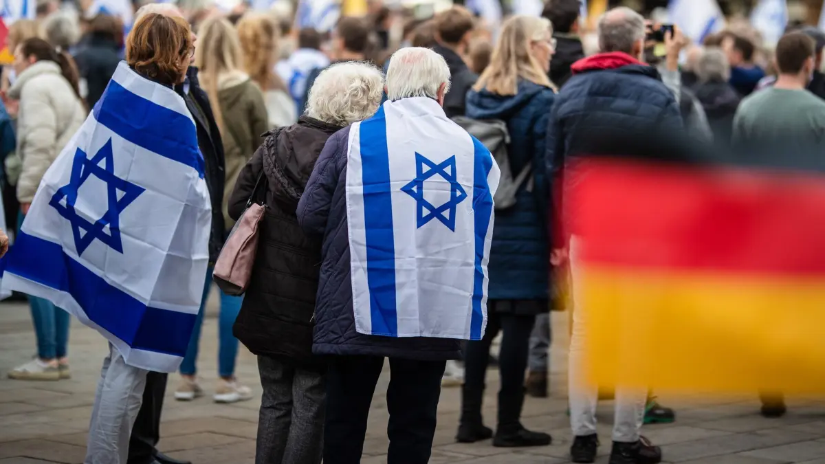 Jahrestag 7. Oktober 2023 - Stuttgart: 06.10.2024, Baden-Württemberg, Stuttgart: Zahlreiche Menschen nehmen auf dem Marktplatz mit israelischen Flaggen an einer proisraelischen Kundgebung teil. Die Kundgebung bezieht sich auf den Jahrestag der Hamas-Angriffe auf Israel am 07. Oktober 2023. Foto: Christoph Schmidt/dpa +++ dpa-Bildfunk +++