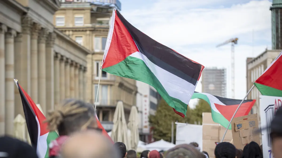 Stuttgart, Baden-Württemberg, 06.10.2024:
Vor der Comerzbank auf dem Schlossplatz findet eine Demo "Freiheit für Palästina" statt.
Eine Fahne Palästinas auf der Demo