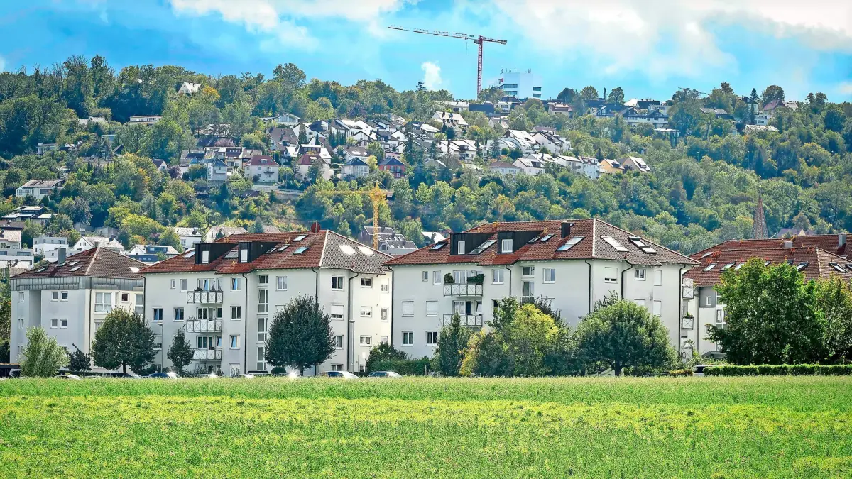 Gerlingen - Das Gerlinger Baugebiet Bruhweg II (am Ortsausgang Richtung Ditzingen) wird weniger grün, als geplant: Die Erschließung (die letztlich auf den Quadratmeterpreis umgelegt wird) würde zu teuer, wenn man nach Plan bebaut. Daher wird nun mehr Fläche bebaut.
