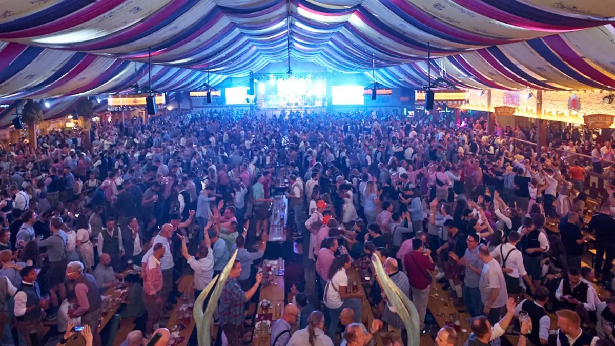 Stuttgart Cannstatter Volksfest Gaydelight CSD im Wasenwirt Festzelt feiern gemeinsam egal ob Schwul, Lesbisch Bi oder andere Sexuelle Orientierung hier sind alle gleich. Foto Andreas Rosar Fotoagentur-Stuttgart 10.10.2024
Foto Andreas Rosar Fotoagentur Stuttgart