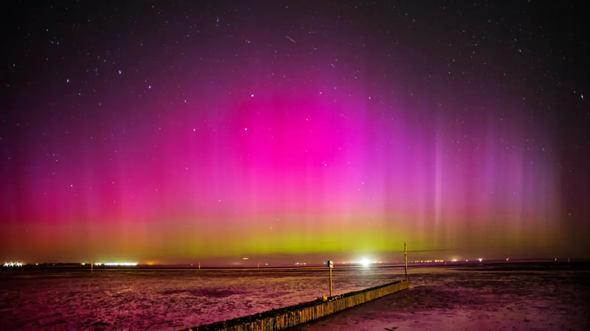 Polarlichter leuchten am Strand von Hooksiel. +++ dpa-Bildfunk +++