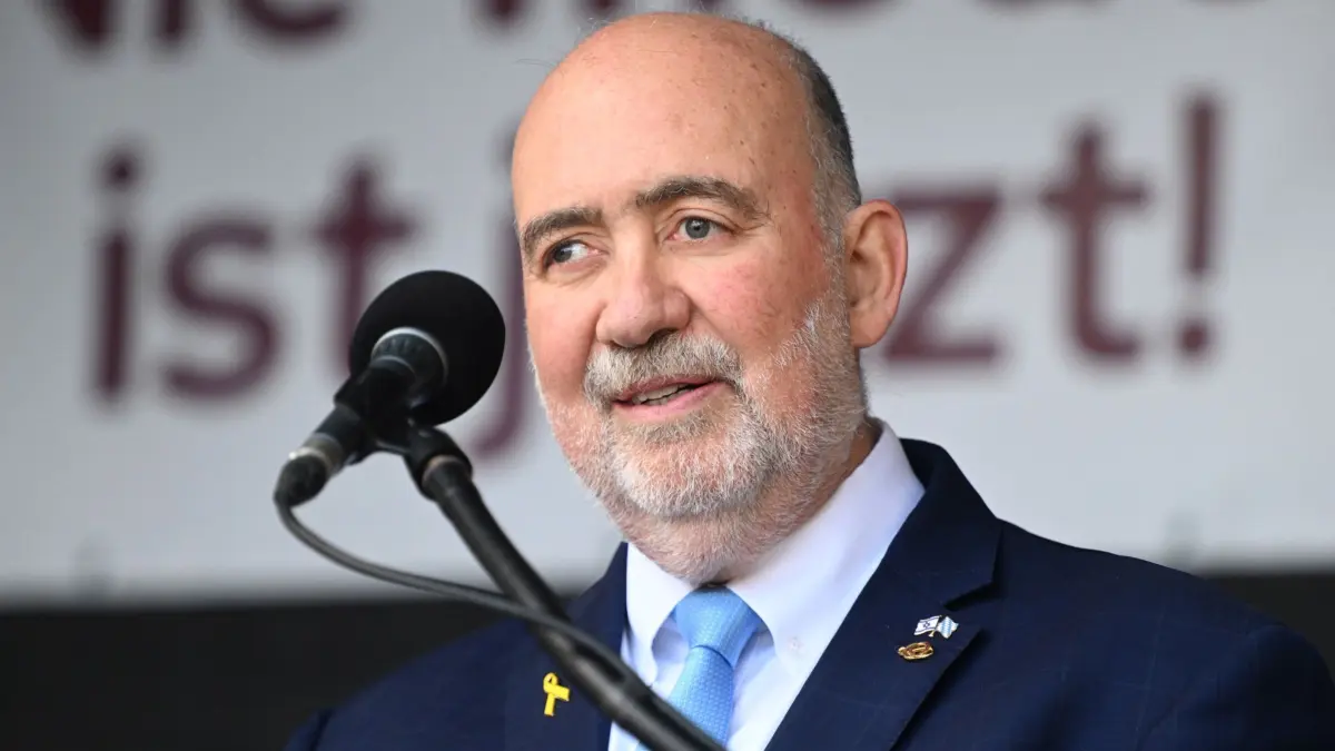 Jahrestag 7. Oktober 2023 - München: ARCHIV - 06.10.2024, Bayern, München: Ron Prosor, Botschafter von Israel in Deutschland, spricht bei der Gedenk- und Demonstrationsveranstaltung «365 Tage – München gegen Antisemitismus» anlässlich des ersten Jahrestages des Überfalls der Hamas auf Israel auf dem Odeonsplatz. Der Versammlung folgte ein Fußmarsch durch «symbolträchtige Orte» in der Innenstadt. (zu dpa: «Geplanter Anschlag auf Botschaft - Haftprüfung in Karlsruhe») Foto: Felix Hörhager/dpa +++ dpa-Bildfunk +++