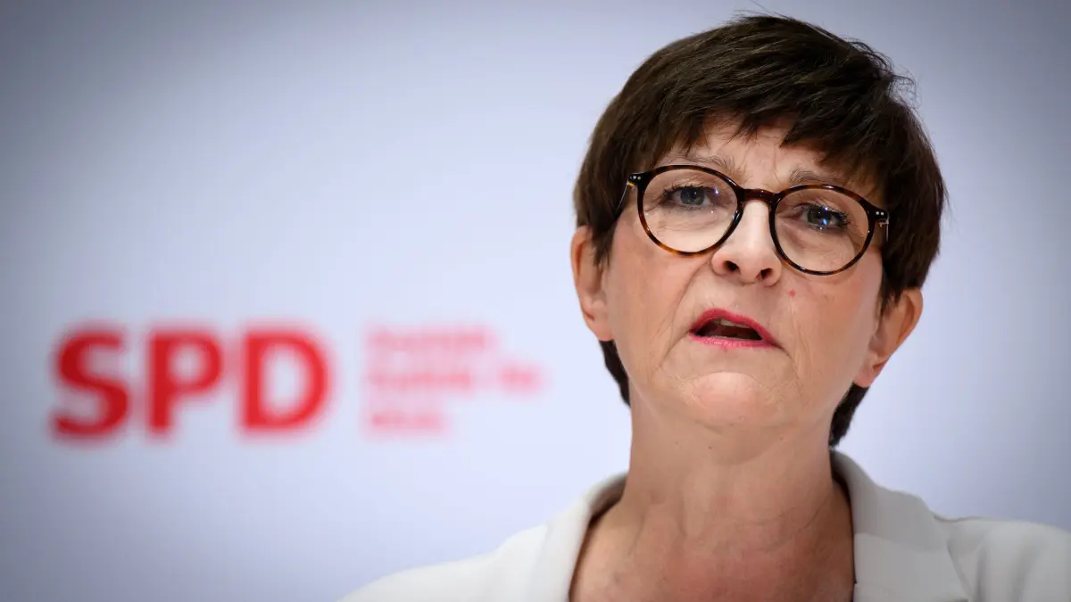 14.10.2024, Berlin: Saskia Esken, Vorsitzende der SPD, äußert sich bei einer Pressekonferenz nach der Klausurtagung des SPD-Bundesvorstands zur Vorbereitung der Bundestagswahl 2025 im Willy-Brandt-Haus. Foto: Bernd von Jutrczenka/dpa +++ dpa-Bildfunk +++