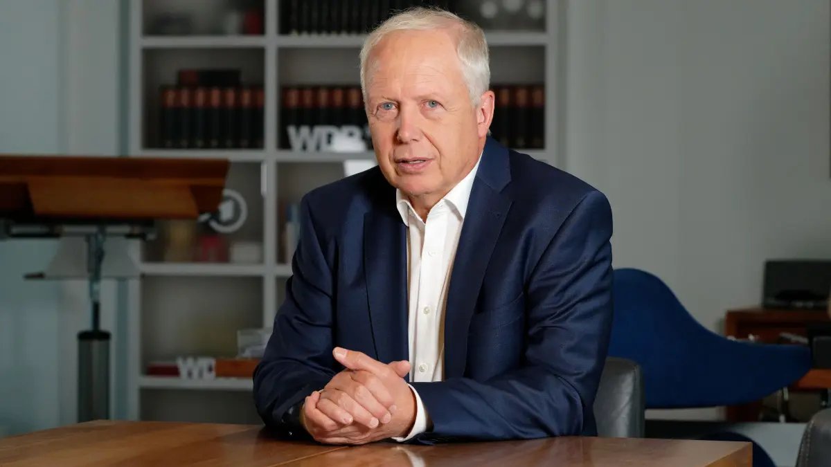 Tom Buhrow, Intendant des Westdeutschen Rundfunks (WDR), sitzt in seinem Büro im Gebäude des WDR. Die ARD will sich angesichts der Affäre um die zurückgetretene RBB-Intendantin und ARD-Chefin P. Schlesinger für eine Stärkung der Aufsicht aller Sender einsetzen, sagte WDR-Intendant Tom Buhrow, der die Geschäfte an der ARD-Spitze übernommen hat, in einem Interview mit der Deutschen Presse-Agentur. +++ dpa-Bildfunk +++