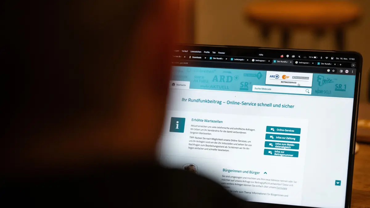 Blick auf einen Computer mit geöffneter Webseite des Beitragsservice. Der Beitragsservice ist eine Gemeinschaftseinrichtung von ARD, ZDF und Deutschlandradio. (zu dpa: Entwurf zum Rundfunkbeitrag: Kommission rechnet mit 18,94 Euro) +++ dpa-Bildfunk +++