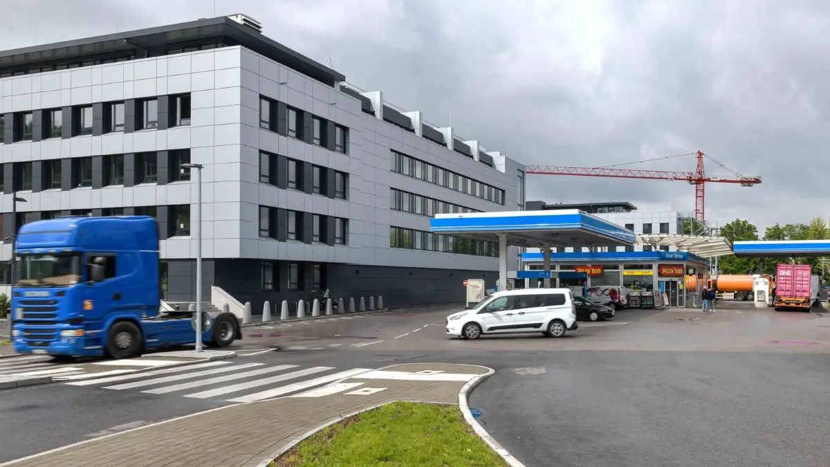 Autohof in Stuttgart Wangen, mit Tankstellen, LKW Parkplaetzen, Hotels