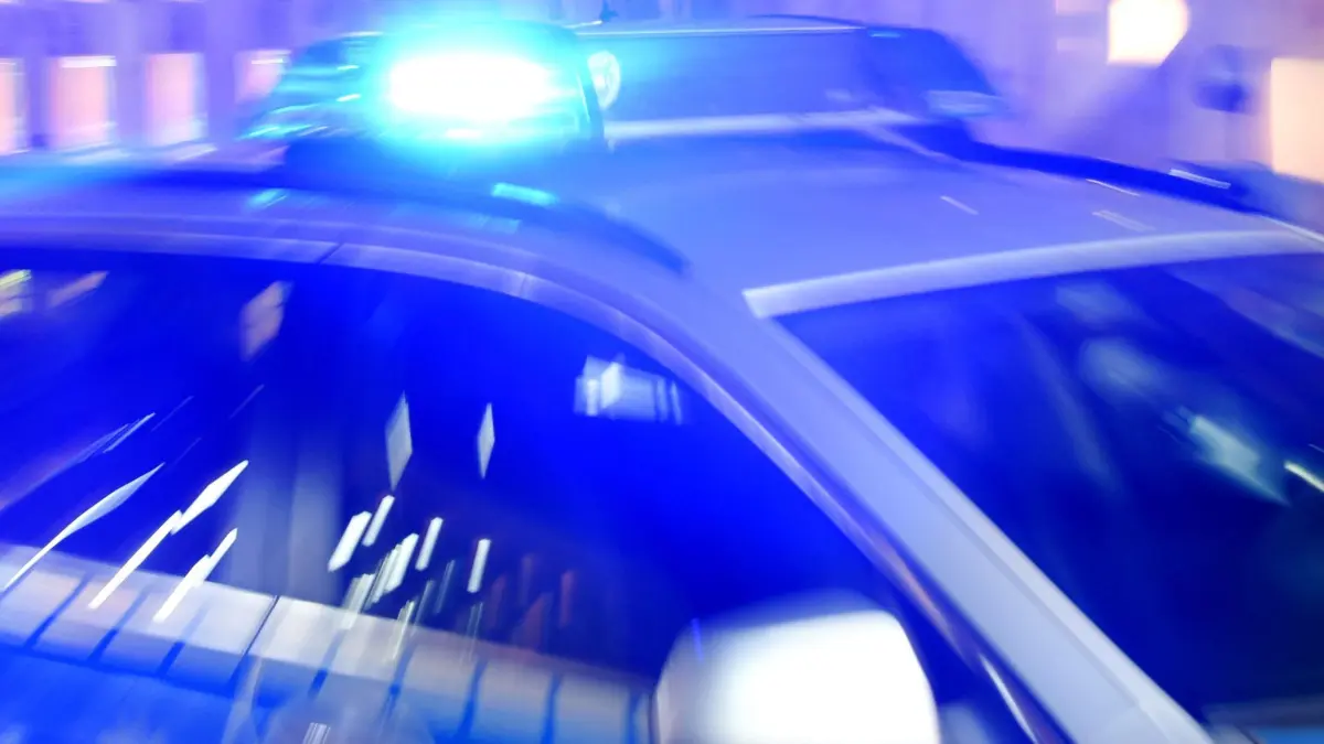 ARCHIV - 06.08.2015, Schleswig-Holstein, Flensburg: Ein Streifenwagen der Polizei steht mit eingeschaltetem Blaulicht auf der Straße. (zu dpa: «Streit eskaliert - Schlägerei mit Gehhilfen und Rollern») Foto: Carsten Rehder/dpa +++ dpa-Bildfunk +++