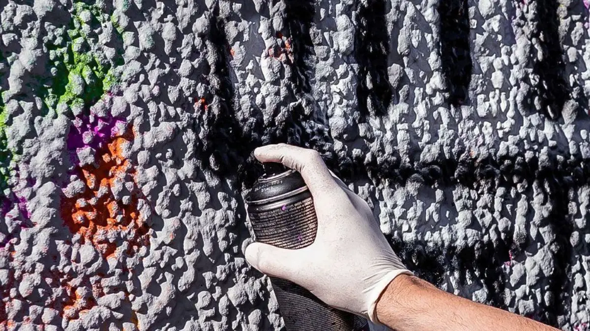 06.04.2019, Handelshafen, Linz, AUT, Saisonstart der Mural Harbour Gallery, im Bild Graffiti Sprayer mit Farbdose // Graffiti Sprayer with paint can during the season start of the Mural Harbor Gallery at the Handelshafen in Linz, Austria on 2019/04/06. Foto: Eibner