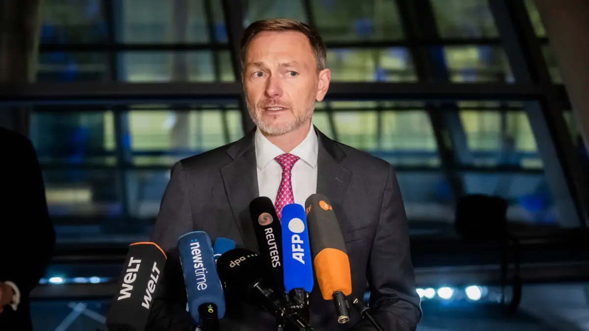 Ampelkoalition in der Krise: 06.11.2024, Berlin: Christian Lindner (FDP), amtierender Bundesminister der Finanzen und FDP-Parteivorsitzender, gibt nach seiner Entlassung durch den Bundeskanzler ein Pressestatement. Foto: Christoph Soeder/dpa +++ dpa-Bildfunk +++