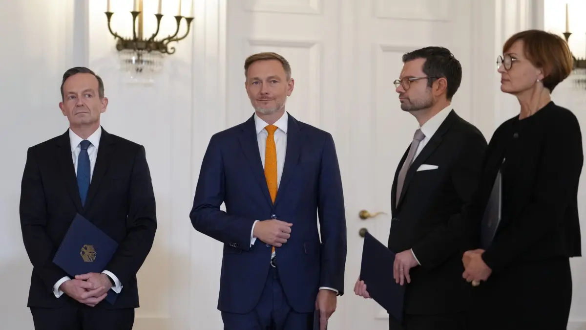 Nach dem Bruch der Ampel-Koalition - Schloss Bellevue: 07.11.2024, Berlin: Volker Wissing (l-r), Bundesminister für Digitales und Verkehr und neuer Justizminister, Christian Lindner (FDP), ehemaliger Bundesminister der Finanzen, Marco Buschmann (FDP), ehemaliger Bundesminister der Justiz, und Bettina Stark-Watzinger (FDP), ehemalige Bundesministerin für Bildung und Forschung, im Schloss Bellevue. Foto: Kay Nietfeld/dpa +++ dpa-Bildfunk +++