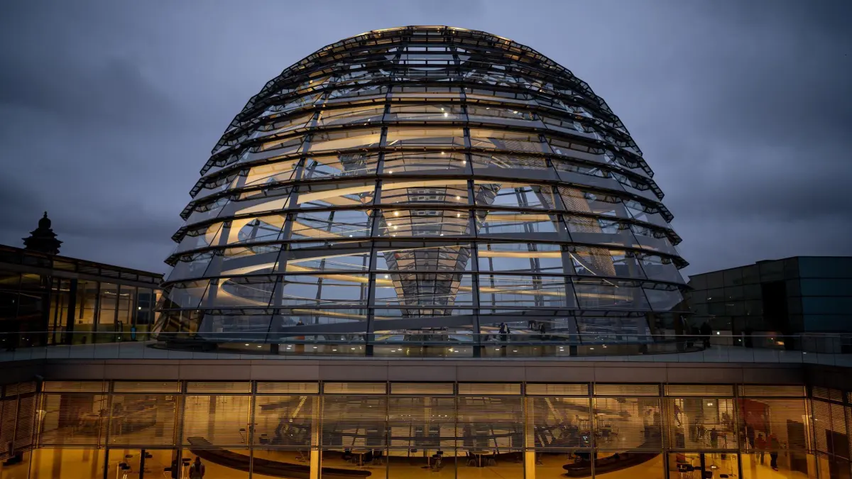 Nach dem Bruch der Ampel-Koalition - Bundestag: 08.11.2024, Berlin: Die Kuppel des Reichstagsgebäudes wird über der Fraktionsebene am Morgen erleuchtet. Nach dem Bruch der Ampel debattiert der Bundestag über das weitere Vorgehen. Foto: Fabian Sommer/dpa +++ dpa-Bildfunk +++
