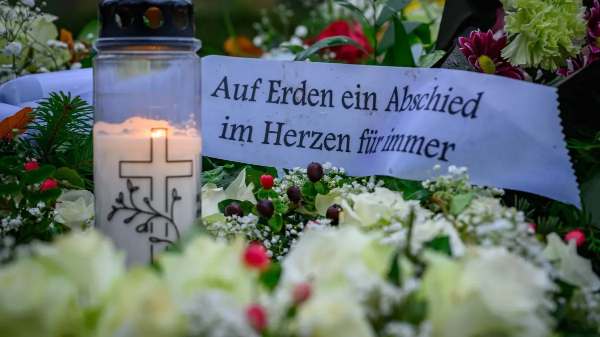 Vor dem Volkstrauertag am 17. November 2024: 13.11.2024, Brandenburg, Frankfurt (Oder): Eine Kerze brennt vor dem Spruch «Auf Erden ein Abschied im Herzen für immer» an einem Trauergesteck auf einer Grabstelle auf dem Hauptfriedhof. Am 17. November 2024 ist Volkstrauertag. Der Volkstrauertag ist in Deutschland ein staatlicher Gedenktag und gehört zu den so genannten stillen Tagen. Der Gedenktag wird seit 1952 zwei Sonntage vor dem ersten Adventssonntag begangen. Foto: Patrick Pleul/dpa +++ dpa-Bildfunk +++