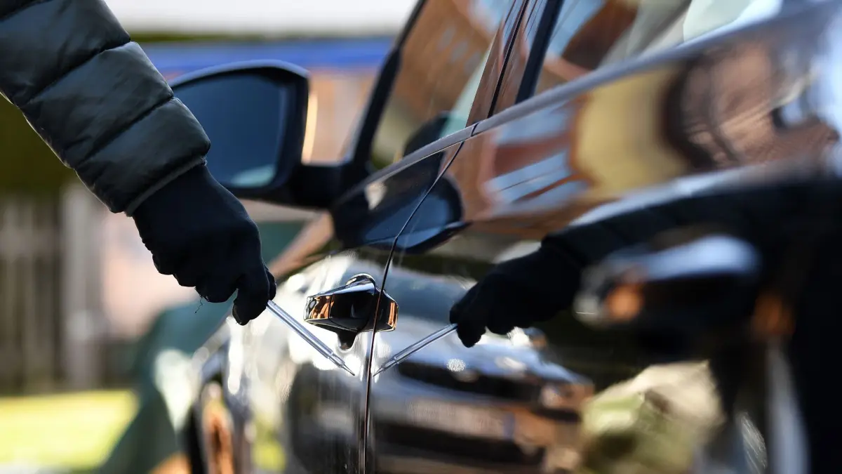 ILLUSTRATION - 01.04.2020, Bayern, Schweinfurt: Ein Mann steht mit einem Schraubenzieher neben einem Auto. Im Prozess um massenhaft zerkratzte Autos in Unterfranken sollen am 02.04.2020 die Plädoyers gehalten werden. Die Staatsanwaltschaft wirft dem Mann vor, 642 Fahrzeuge mutwillig beschädigt zu haben. Foto: Angelika Warmuth/dpa +++ dpa-Bildfunk +++ | Verwendung weltweit