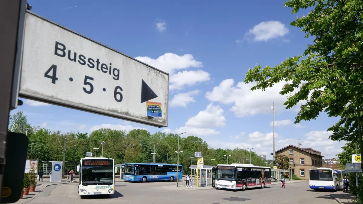 Leonberg - Busbahnhof und Bahnhofvorplatz