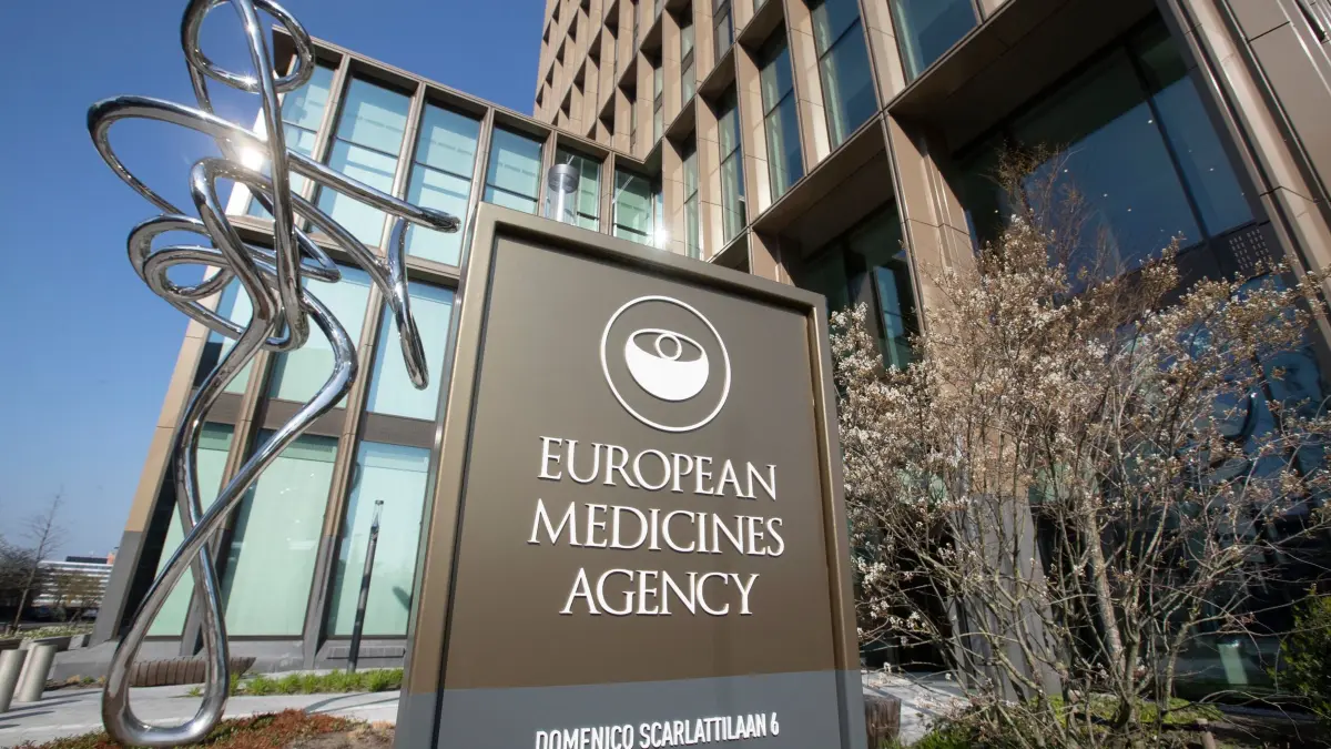 EU-Arzneimittelbehörde EMA: ARCHIV - 20.04.2021, Niederlande, Amsterdam: Außenansicht der Europäischen Arzneimittelagentur (EMA) im Geschäftsviertel. (zu dpa: «Neue Entscheidung über Alzheimer-Medikament») Foto: Peter Dejong/AP/dpa +++ dpa-Bildfunk +++