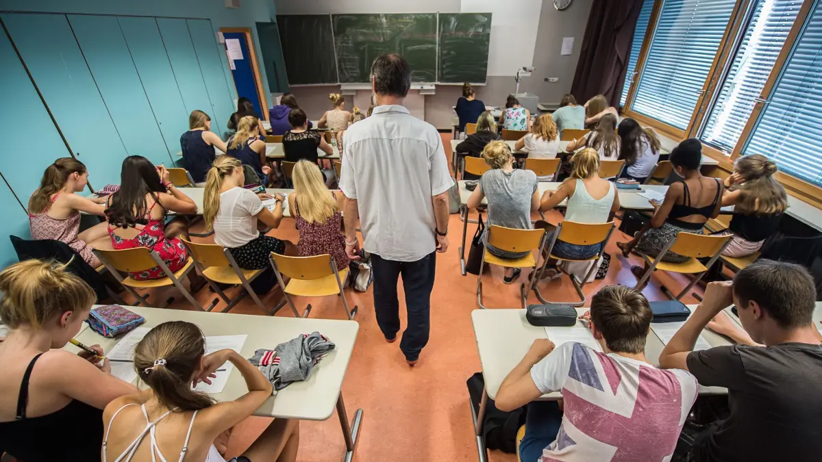 Schülerinnen und Schüler im Unterricht: ARCHIV - 16.07.2015, Baden-Württemberg, Rottenburg: Schüler einer zehnten Klasse eines Gymnasiums sitzen im Unterricht. (zu dpa: «KMK: Anstieg der Schülerzahlen etwas gebremst») Foto: Wolfram Kastl/dpa +++ dpa-Bildfunk +++