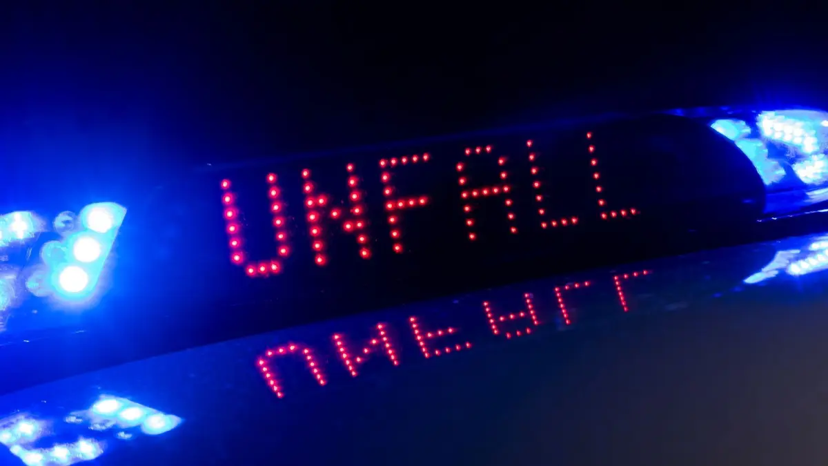 Unfall: ARCHIV - 30.06.2018, Sachsen, Dresden: ILLUSTRATION - 30.06.2018, Sachsen, Dresden: Das Blaulicht auf einem Fahrzeug der Polizei leuchtet in der Dunkelheit, während auf dem Display der Hinweis «Unfall» zu lesen ist. (zu dpa: «Unfall auf A20 - Sekundenschlaf?») Foto: Monika Skolimowska/dpa-Zentralbild/dpa +++ dpa-Bildfunk +++