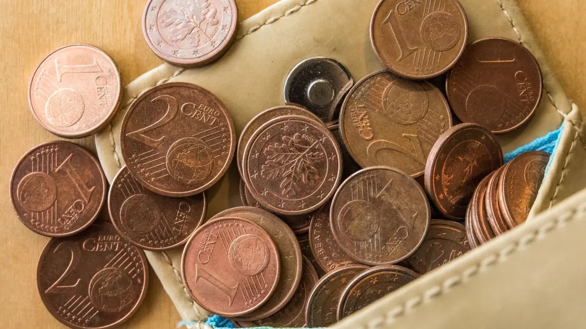 Schuldneratlas: ARCHIV - 30.03.2016, Brandenburg, Sieversdorf: Kleingeld in Form von 1 und 2 Euro-Cent-Münzen sind in einer Geldbörse zu sehen. In Sachsen-Anhalt gilt etwa jeder Zehnte als überschuldet. (zu dpa: «Jeder Zehnte in Sachsen-Anhalt überschuldet») Foto: Patrick Pleul/dpa-Zentralbild/dpa +++ dpa-Bildfunk +++