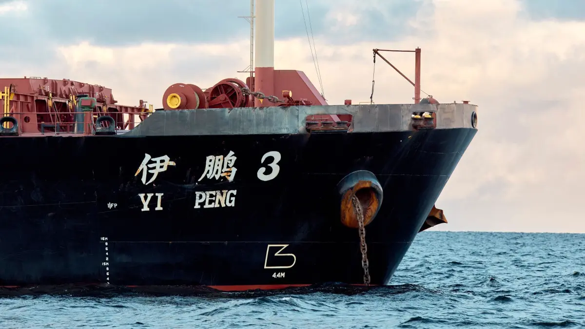 Kabel-Schaden in Ostsee: 20.11.2024, Dänemark, Grenaa: Das chinesische Schiff, der Massengutfrachter «Yi Peng 3», liegt im Kattegat nahe der Stadt Granaa vor Anker. Nach dem Beginn der Ermittlungen zu den Schäden an zwei Kommunikationskabeln in der Ostsee und einer möglichen Verbindung zu einem chinesischen Schiff hat sich Peking zunächst bedeckt gehalten. Foto: Mikkel Berg Pedersen/Ritzau Scanpix Foto/AP/dpa +++ dpa-Bildfunk +++