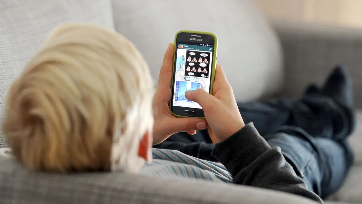 Experten-Anhörung: Machen Medien Kinder krank?: ILLUSTRATION - 09.12.2014, Bayern, München: Ein Kind liegt auf einem Sofa und blickt auf sein Smartphone. Ein landesweites Handy-Verbot an Schulen kann Kinder und Jugendliche aus Sicht einer Expertin für digitale Medizin besser vor Mediensucht und psychischen Krankheiten schützen.
(zu dpa: «Experten-Anhörung: Machen Medien Kinder krank?») Foto: Tobias Hase/dpa +++ dpa-Bildfunk +++