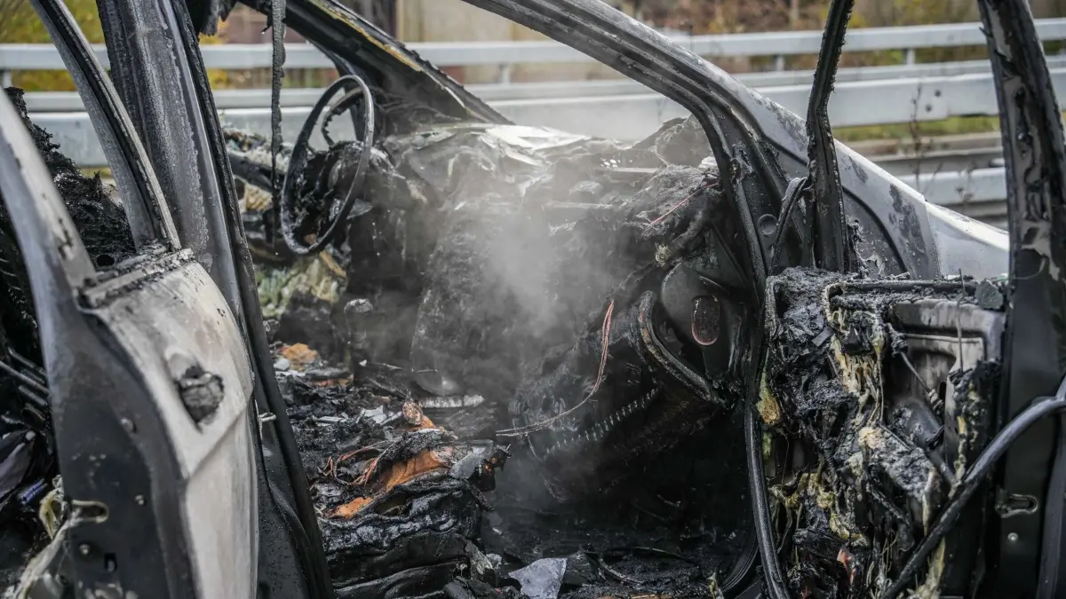 Aus bislang ungeklaerter Ursache kam es am Samstagnachmittag auf der Calwer Strasse zu einem Fahrzeugbrand. Der Mercedes der auf der Abbiegespur nach Dagersheim stand, brannte beim Eintreffen der lichterloh. Die Fahrzeuginsassen konnte sich alle rechtzeitig aus dem brennenden Pkw retten und blieben unverletzt. Die Feuerwehr hatte den Brand zuegig unter Kontrolle, konnte aber ein Fahrzeugvollbrand nicht mehr verhindern. Der Mercedes brannte nahezu vollstaendig aus. Die Abbiegespur von Sindelfingen herkommend nach Dagersheim war waehrend des Feuerwehreinsatzes voll gesperrt. Der PKW musste abgeschleppt werden.